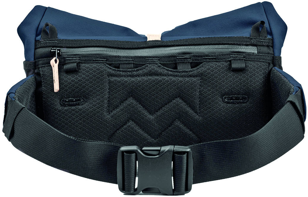 Die Lenkertasche »Piha« ist eine robuste, wasserdichte Fahrradtasche in Schwarz und Dunkelblau mit Reißverschluss und verstellbarem Gurt.