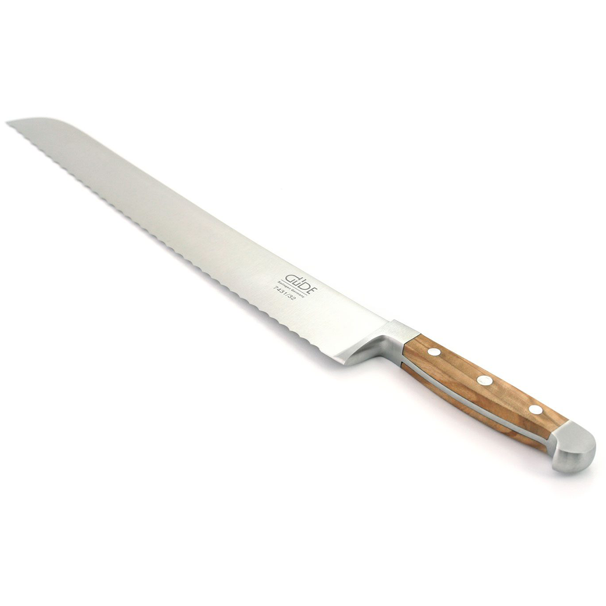 Ein Brotmesser mit langer, gezackter Edelstahlklinge und einem hellbraunen Holzgriff mit silbernen Nieten liegt auf weißem Hintergrund.