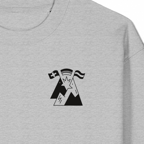 Hellgrauer Sweatshirt mit schwarzem, minimalistischen Bergmotiv und Flaggen-Symbol links auf der Brust. Der Pullover steht locker und eignet sich für den Alltag, Wandern oder Freizeit. Das Design vereint Symbole aus Deutschland, Österreich und der Schweiz, abgestimmt auf ein modernes, alpines Lebensgefühl.