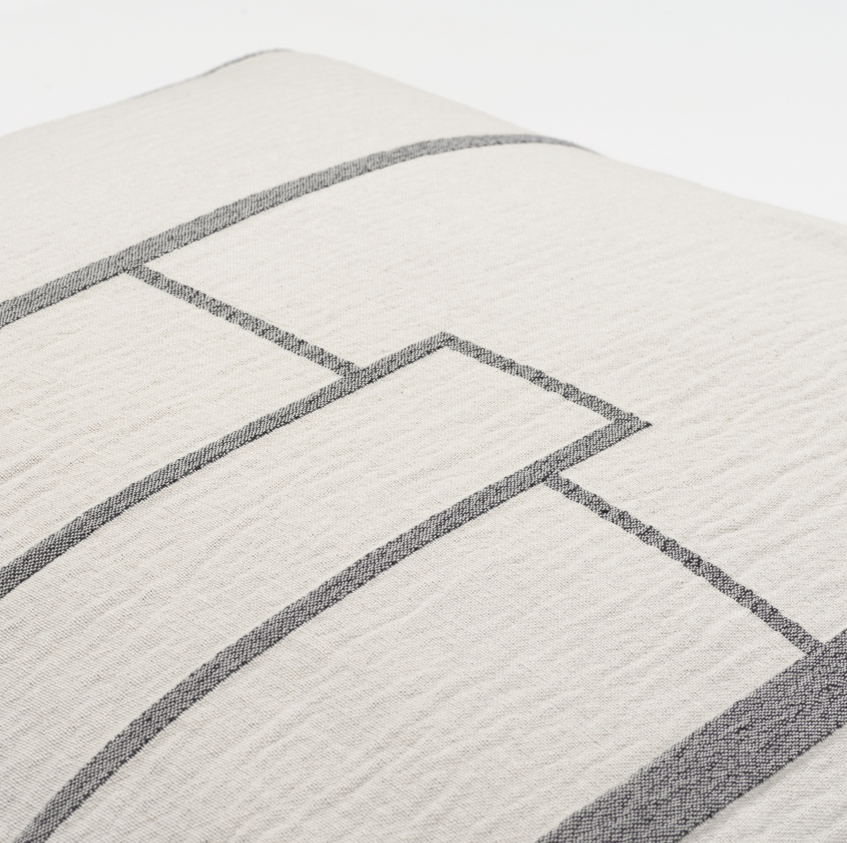 Ein Baumwollkissen in der Größe 60 x 60 cm mit dem Namen »Architecture«. Das Kissen verfügt über ein modernes, geometrisches Design in Grau auf weißem Hintergrund. Die Textur des Stoffes wirkt weich und komfortabel, ideal für Wohn- und Schlafzimmerdekoration.