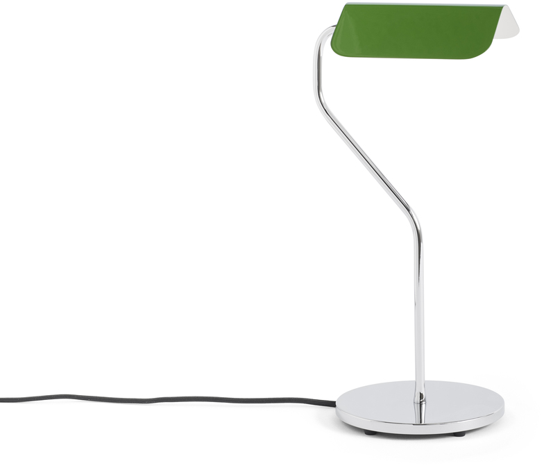 Eine moderne Tischlampe mit einem grünen Lampenschirm und einem geschwungenen, silbermetallischen Standfuß auf einer runden Basis. Das Kabel ist schwarz.