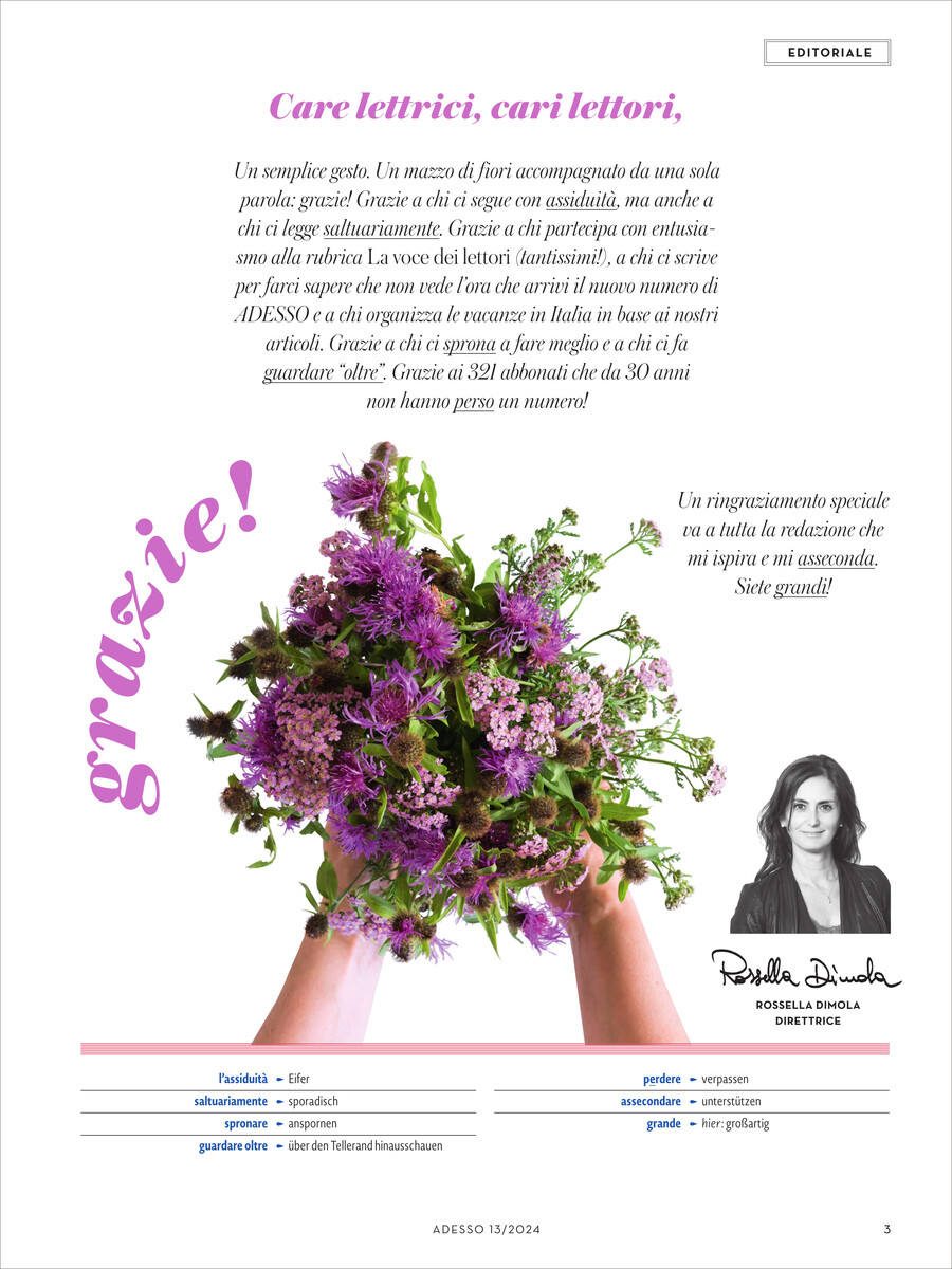 Ein Auszug aus dem Adesso Magazin 13/2024. Eine Seite mit einem lila Blumenstrauß, einem Text in italienischer Sprache und einem Foto einer Frau unten rechts. Der Hintergrund ist weiß mit farbigen Akzenten.