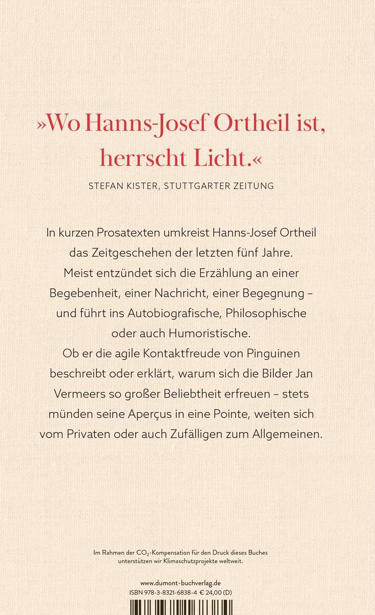 Das Buchcover von 'Von nahen Dingen und Menschen' von Hanns-Josef Ortheil zeigt ein Zitat von Stefan Kister aus der Stuttgarter Zeitung, sowie eine kurze Inhaltsbeschreibung des Buches in beigen, roten und schwarzen Farben.