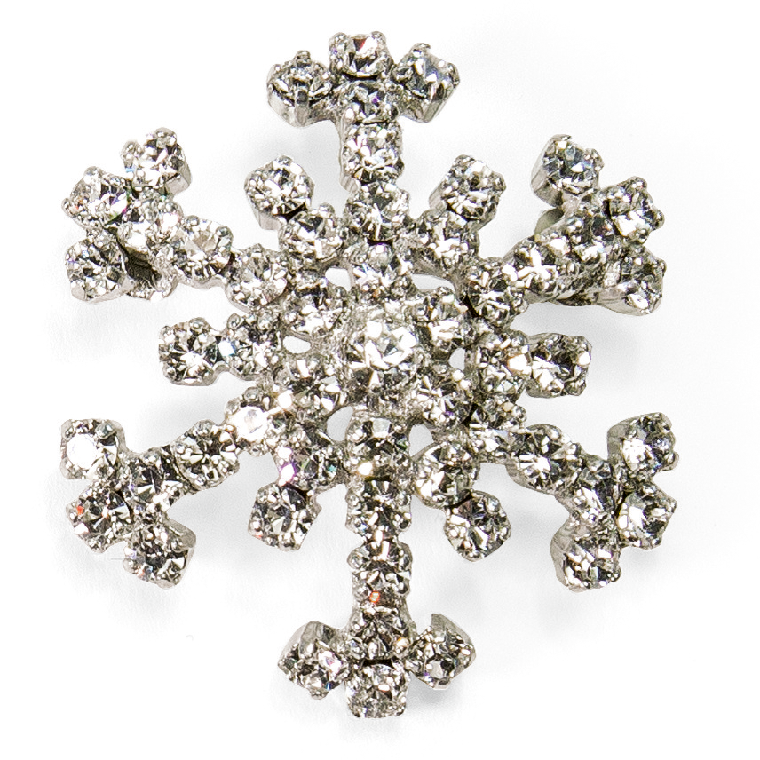 Glitzernde Brosche in Form einer Schneeflocke mit zahlreichen funkelnden Strasssteinen, festlich und elegant gestaltet auf weißem Hintergrund.