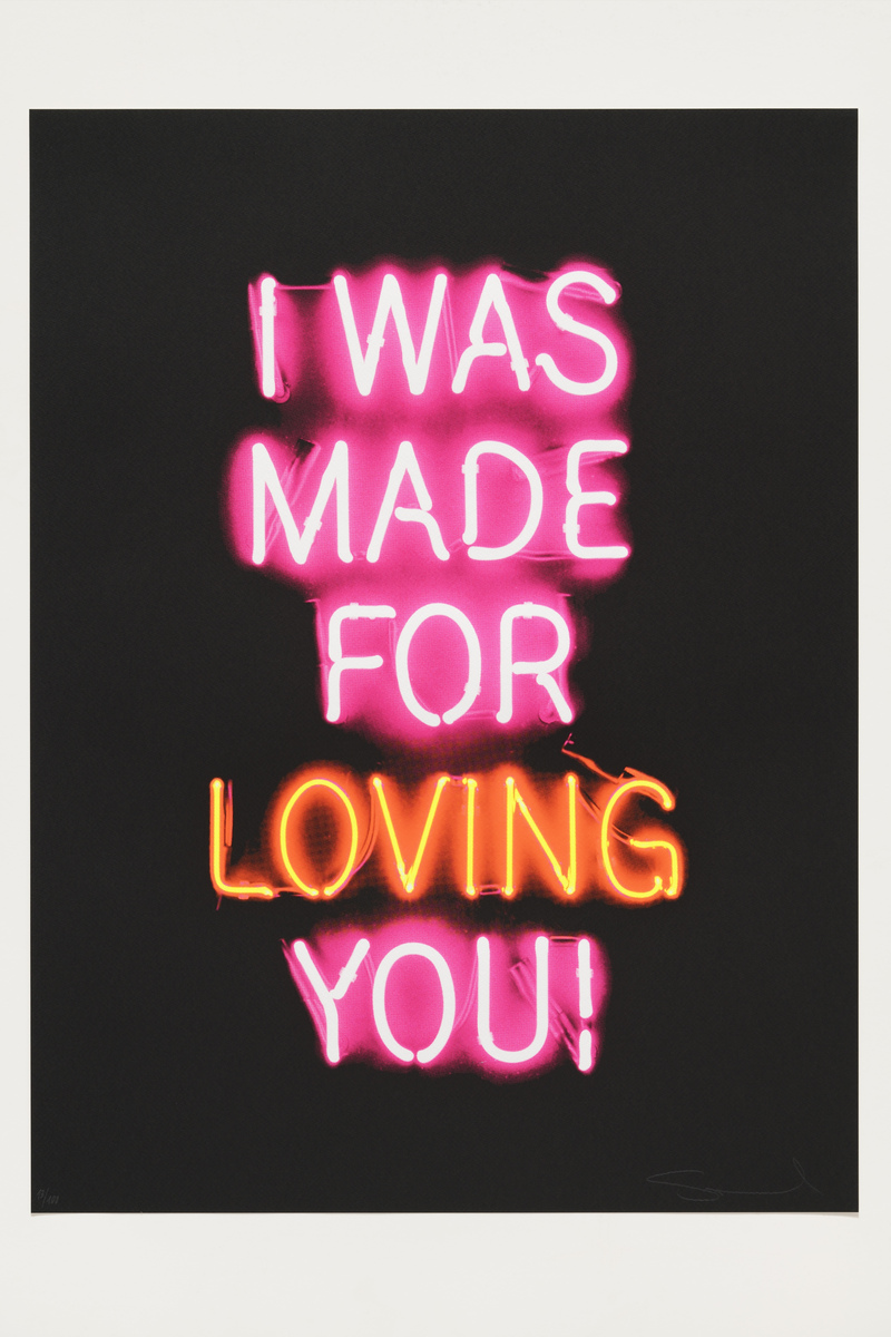 Ein Kunstwerk mit der Neonschrift 'I was made for loving you!', wobei die Worte in Pink und 'loving' in Orange leuchten. Der Hintergrund ist schwarz.