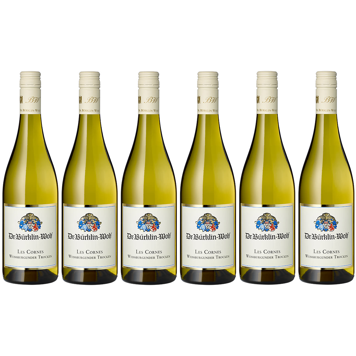 Sechs Flaschen Weißwein der Sorte Les Cornes Weißburgunder trocken von Bürklin Wolf stehen nebeneinander auf weißem Hintergrund. Jede Flasche trägt ein weißes Etikett mit farbigem Logo und blauer Schrift. Die Flaschen sind verschlossen und ungeöffnet. Das Bild vermittelt einen hochwertigen und modernen Eindruck, ideal für Weinliebhaber oder als Geschenkpaket.