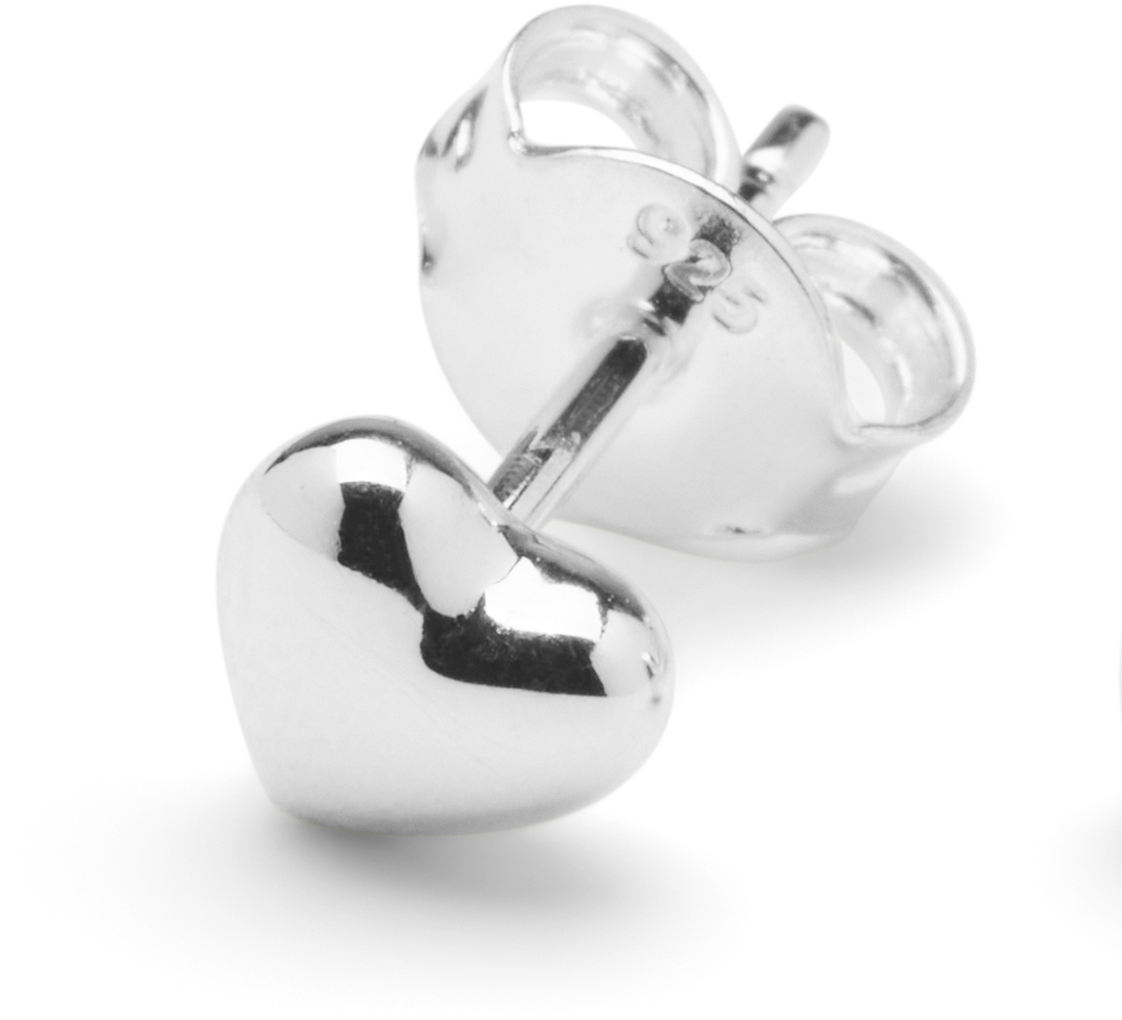 Nahaufnahme eines Paares silberner Ohrstecker in Herzform auf weißem Hintergrund. Die Schmuckstücke sind minimalistisch und glänzen, ideal als Geschenk für besondere Anlässe wie Valentinstag oder Jahrestag.