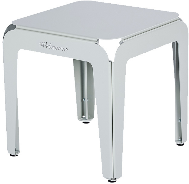 Moderner, silber-grauer Hocker aus Metall mit einfachem und funktionalem Design, geeignet für Innenräume.