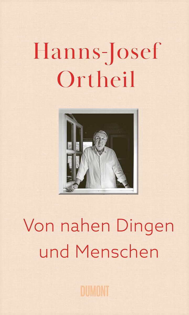 Buchcover von Hanns-Josef Ortheil's 'Von nahen Dingen und Menschen'. Das Cover ist beige und zeigt den Titel und den Autorennamen in roter Schrift sowie ein Schwarz-Weiß-Foto von Ortheil im Zentrum.