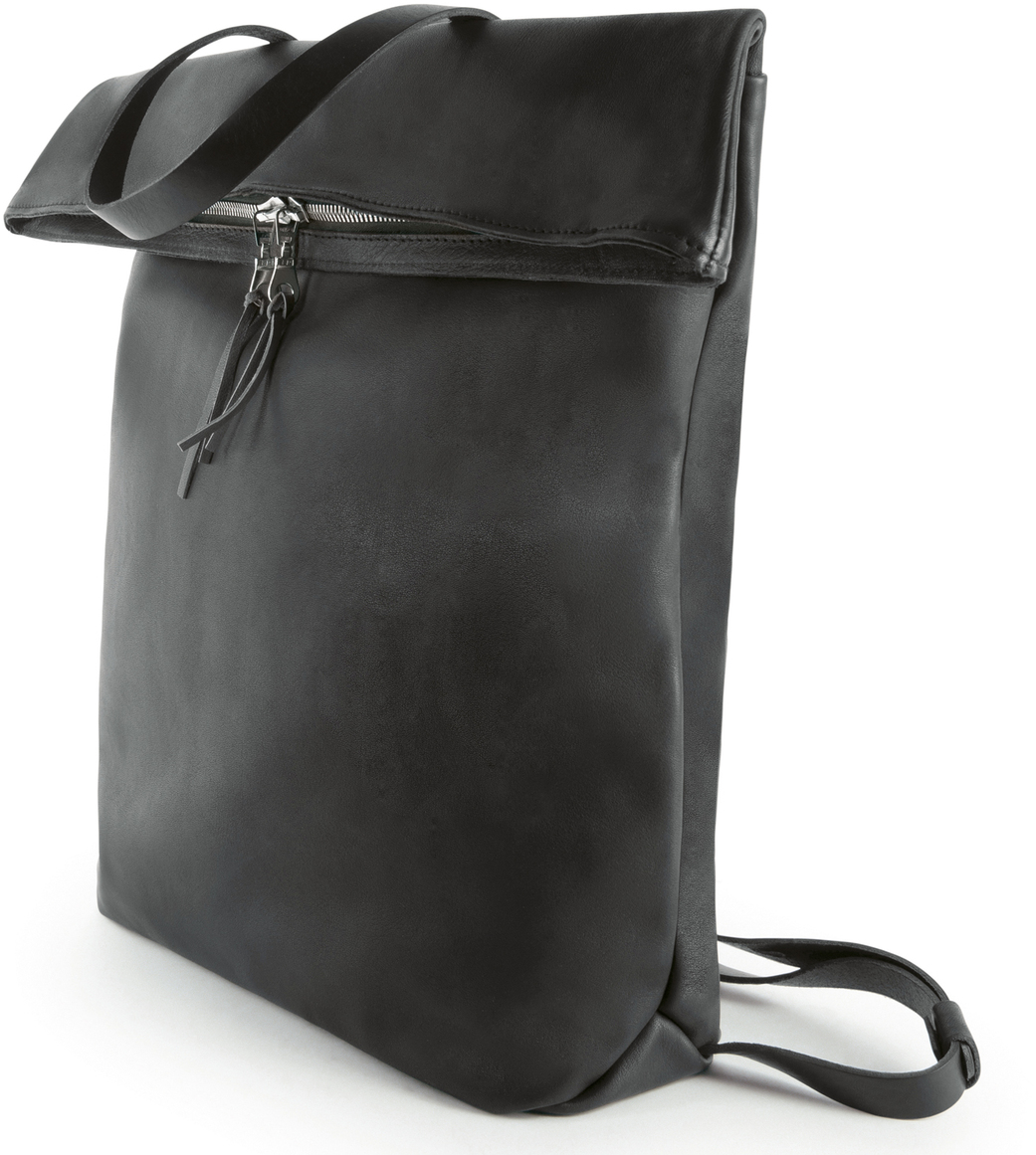 Ein schlichter, schwarzer Rucksack aus Leder namens »Nabuku«. Er hat eine minimalistische Form und einen oberen Reißverschluss. Die Schultergurte sind ebenfalls aus schwarzem Leder.