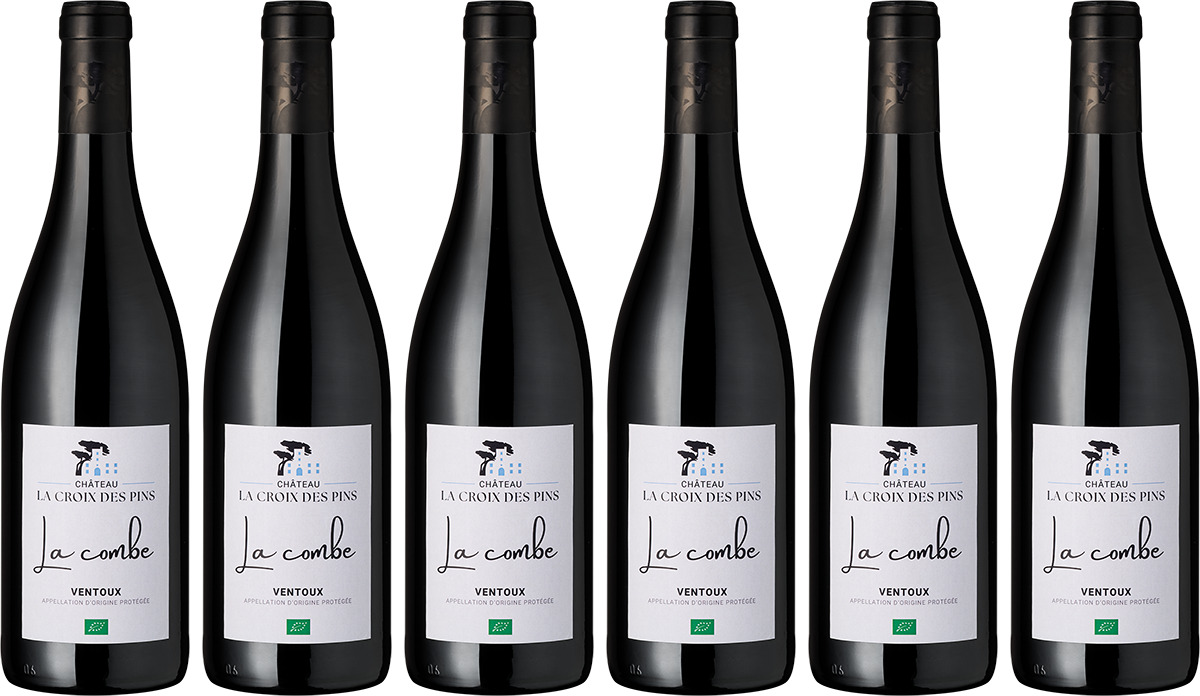 Sechs Flaschen Ventoux La Combe von Croix de Pins stehen aufrecht in einer Reihe, jede mit einem weißen Etikett und grünen Bio-Siegel, ideal als Weinpaket für Genießer und festliche Anlässe in Deutschland.