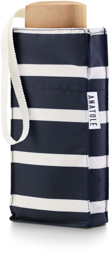 Ein Taschenschirm des Modells »Pablo« in navy-blau mit elfenbeinfarbenen Streifen. Der Schirm befindet sich in einer passenden Hülle mit einem Trageband. Eine Holzkappe ist oben auf der Hülle sichtbar.