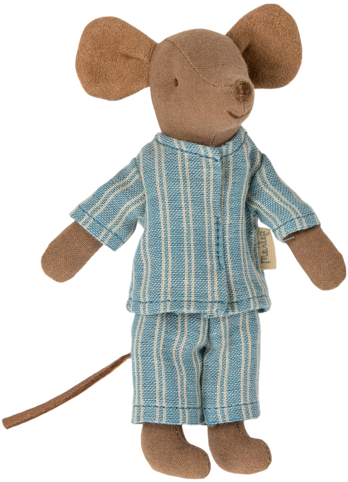 Das Bild zeigt eine Stoffmaus in einem Pyjama, die aus braunem Stoff besteht. Die Maus trägt einen hellblauen Pyjama mit weißen Streifen. 