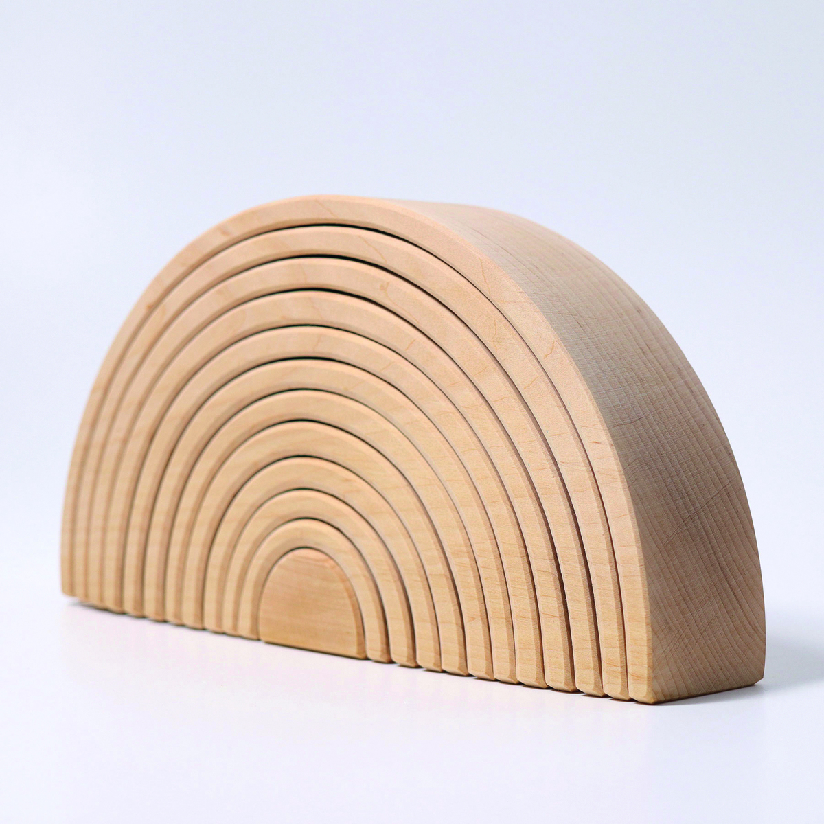 Holzspielzeug in Form eines Regenbogens aus mehreren ineinander passenden, naturfarbenen Holzbausteinen. Eignet sich für Kinder als pädagogisches und kreatives Spielzeug.