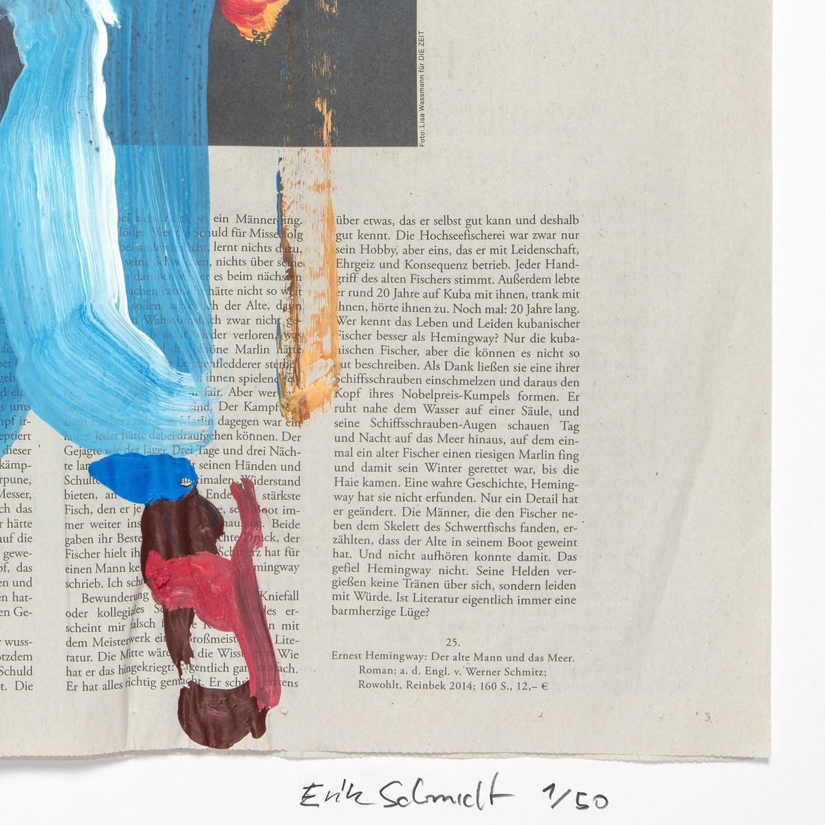 Ein modernes Kunstwerk von Erik Schmidt aus der ZEIT-Sonderedition »Ernest, 2024«. Das Bild zeigt dynamische Pinselstriche in Blau, Braun, Rot und Schwarz auf einer Hintergrundfläche, die einem Zeitungsausschnitt ähnelt. Unten in der Mitte steht der handgeschriebene Name des Künstlers.