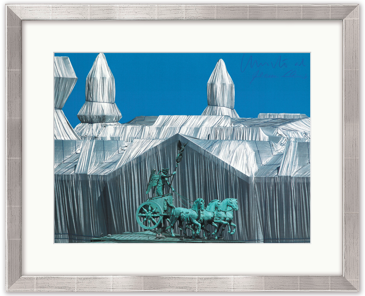Rahmenbild zeigt das berühmte verpackte Reichstagsgebäude mit der Quadriga in Berlin, gestaltet von Christo und Jeanne-Claude. Die monumentale Kunstinstallation ist mit silbernen Stoffbahnen bedeckt, während Himmel und Quadriga in intensiven Blau- und Grüntönen gehalten sind.