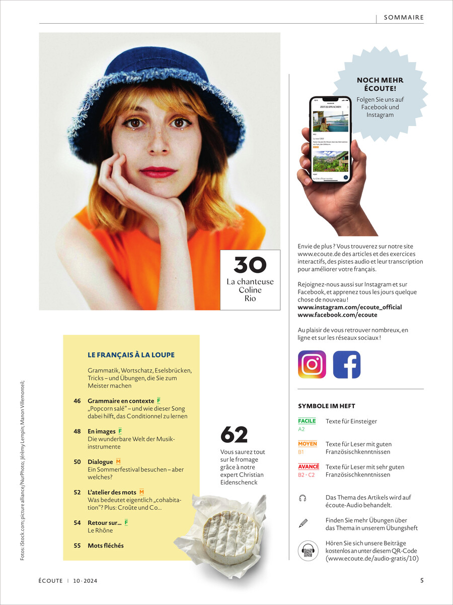 Cover des Écoute Magazins Ausgabe 10/2024 mit einem Foto von einer Frau mit einem blauen Hut und einem roten Oberteil. Daneben sind ein Smartphone mit der Écoute-App und Inhaltsverzeichnisse des Magazins abgebildet.