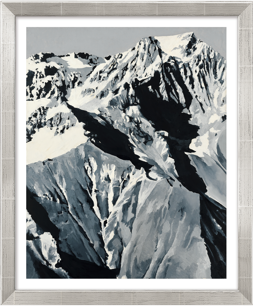 Gerhard Richters Bild ‘Himalaja’ aus dem Jahr 1968 zeigt ein beeindruckendes Gebirgspanorama in Schwarz-Weiß. Das Bild ist in einem silberfarbenen Rahmen eingefasst.
