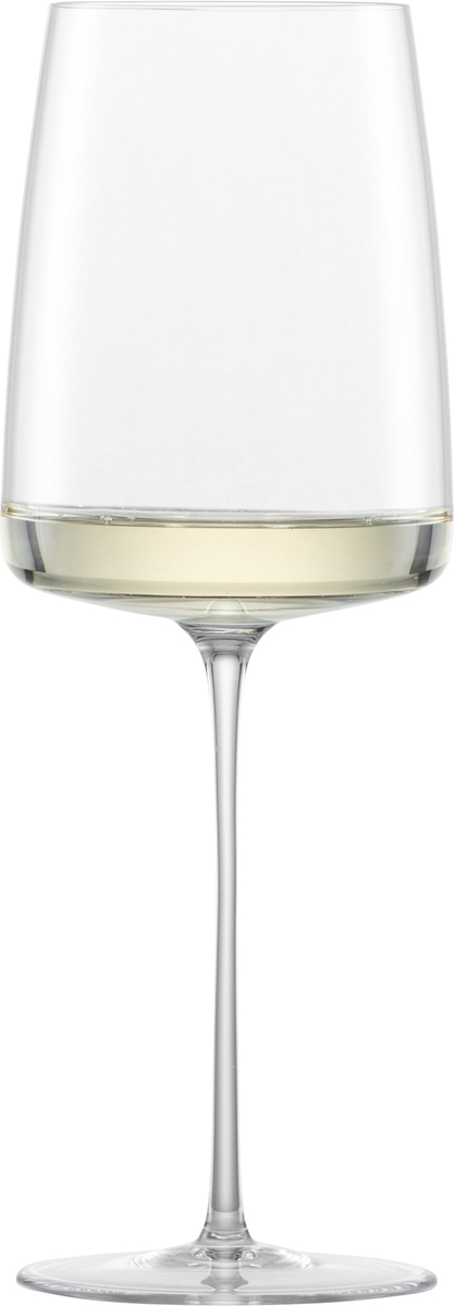 Ein Glas Weißwein aus dem Set »leicht & frisch Simplify«. Das Glas ist elegant und halbvoll mit einem goldgelben Weißwein gefüllt, und steht auf einem langen Stiel.