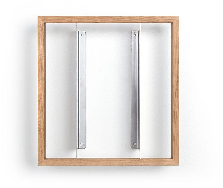 Quadratisches Regal mit einem Holzrahmen und vertikalen Metallstreben, für die Wandmontage geeignet, vor weißem Hintergrund.