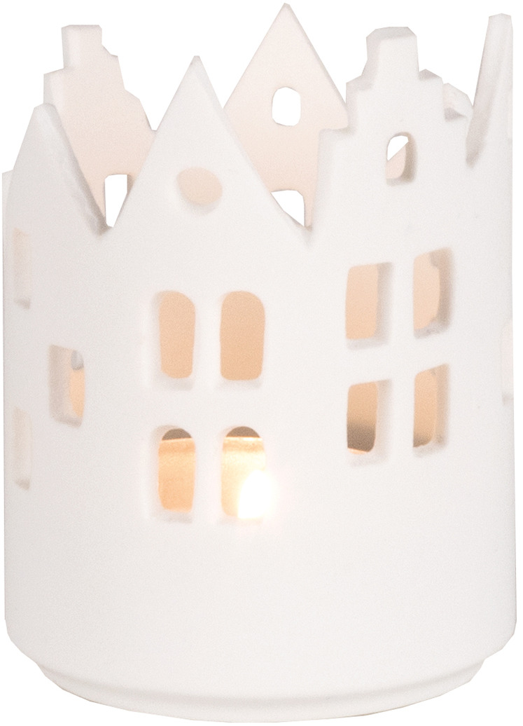 Ein weißes Windlicht in Form einer Stadtsilhouette aus Porzellan mit einem Kerzenlicht im Inneren. Das Design wirkt künstlerisch und dekorativ.