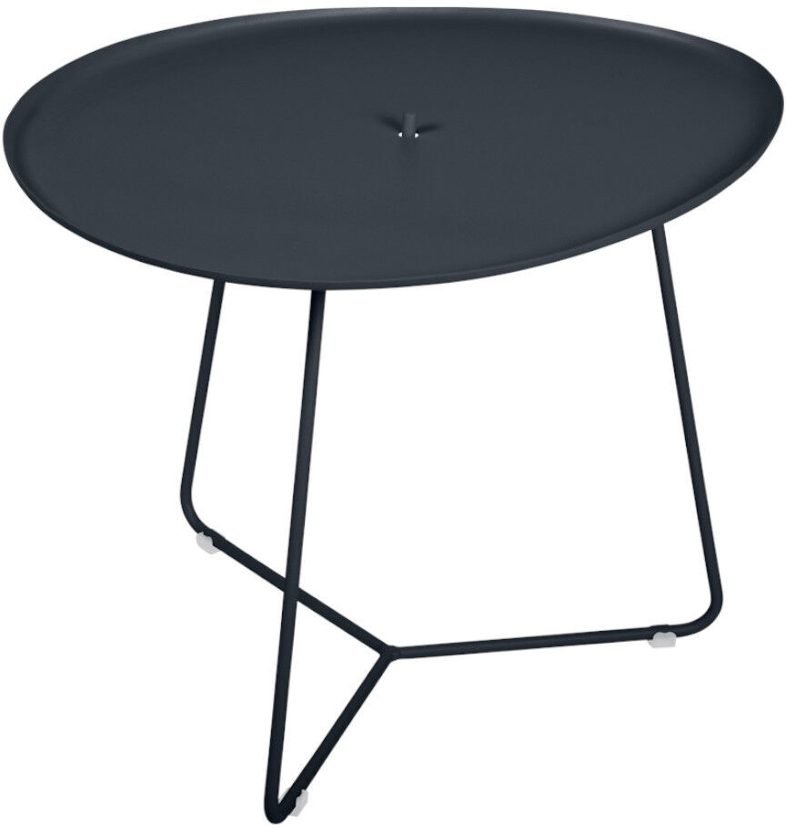 Der niedere Tisch »Cocotte« hat eine runde, schwarze Tischplatte aus Metall und steht auf einem minimalistischen, schwarzen Stahlrahmen mit drei Beinen.