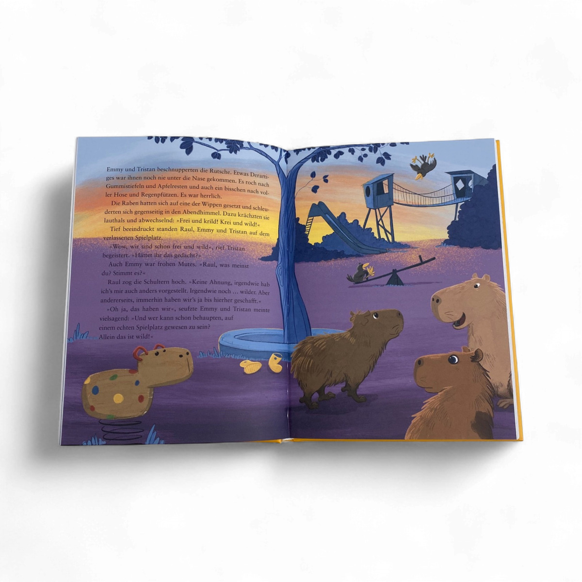 Doppelseite eines illustrierten Kinderbuchs „Drei Wasserschweine brennen durch“ aus der ZEIT-Edition »Ausgezeichneter Lesespaß!«. Drei Wasserschweine stehen am Ufer eines violett schimmernden Gewässers, am Rand ein buntes Planschbecken. Im Hintergrund ein Baum, Sonnenuntergang und Vogelhäuser auf Pfählen.