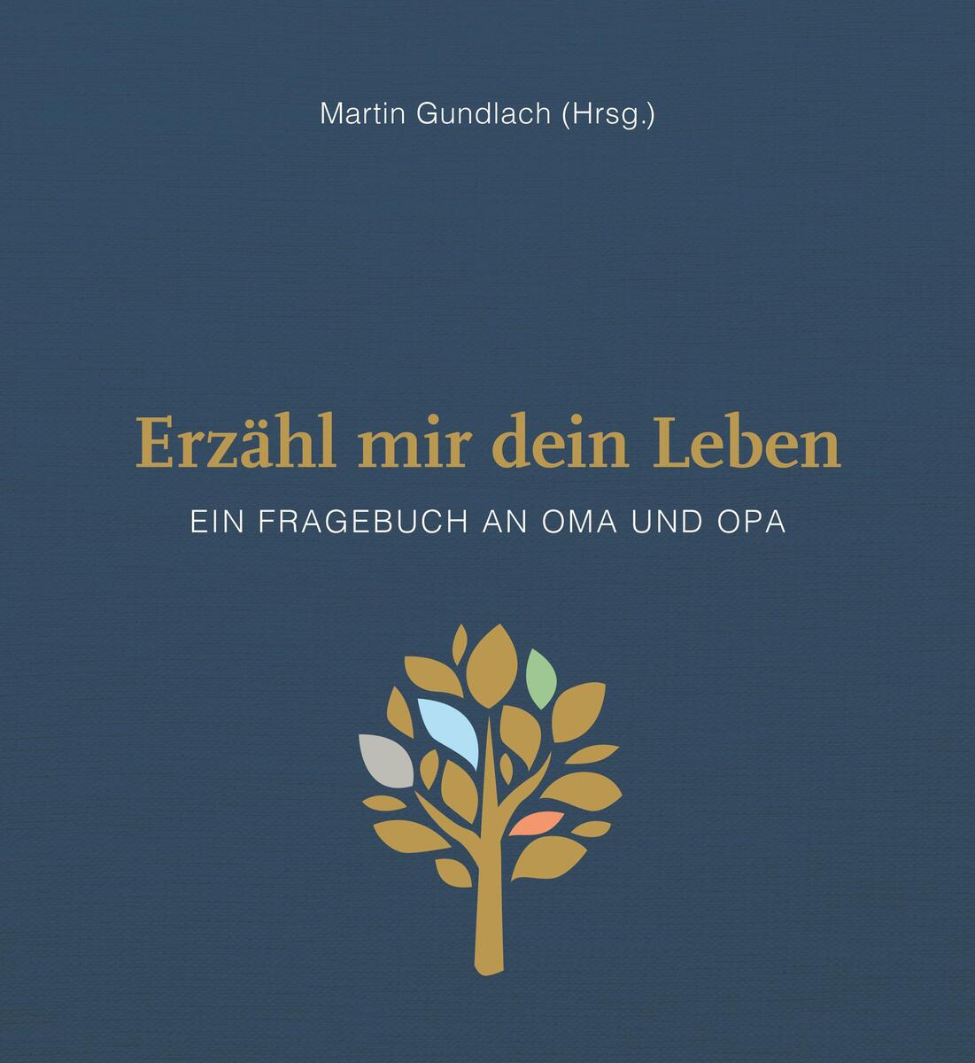 Das Bild zeigt das Buch 'Erinnerungsbuch: Erzähl mir dein Leben - Leinenausgabe' von Martin Gundlach. Es ist eine dunkelblaue Ausgabe mit goldener Schrift und einer bunten Baumillustration auf dem Cover. Das Buch lädt Großeltern dazu ein, ihre Lebensgeschichten und Erinnerungen festzuhalten.