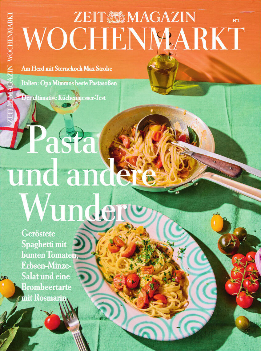 ZEITmagazin WOCHENMARKT Ausgabe 4/23, das Cover zeigt zwei Teller mit Pasta und verschiedene Beilagen auf einem grünen Hintergrund. Der Titel des Magazins lautet 'Pasta und andere Wunder' und es gibt Untertitel über italienische Küche und Rezepte.