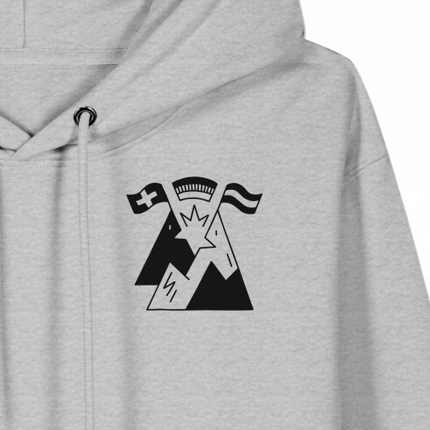 Auf einem hellgrauen Hoodie ist ein minimalistisches Bergmotiv in schwarz gedruckt, das die Flaggen von Deutschland, Schweiz und Österreich stilisiert darstellt.