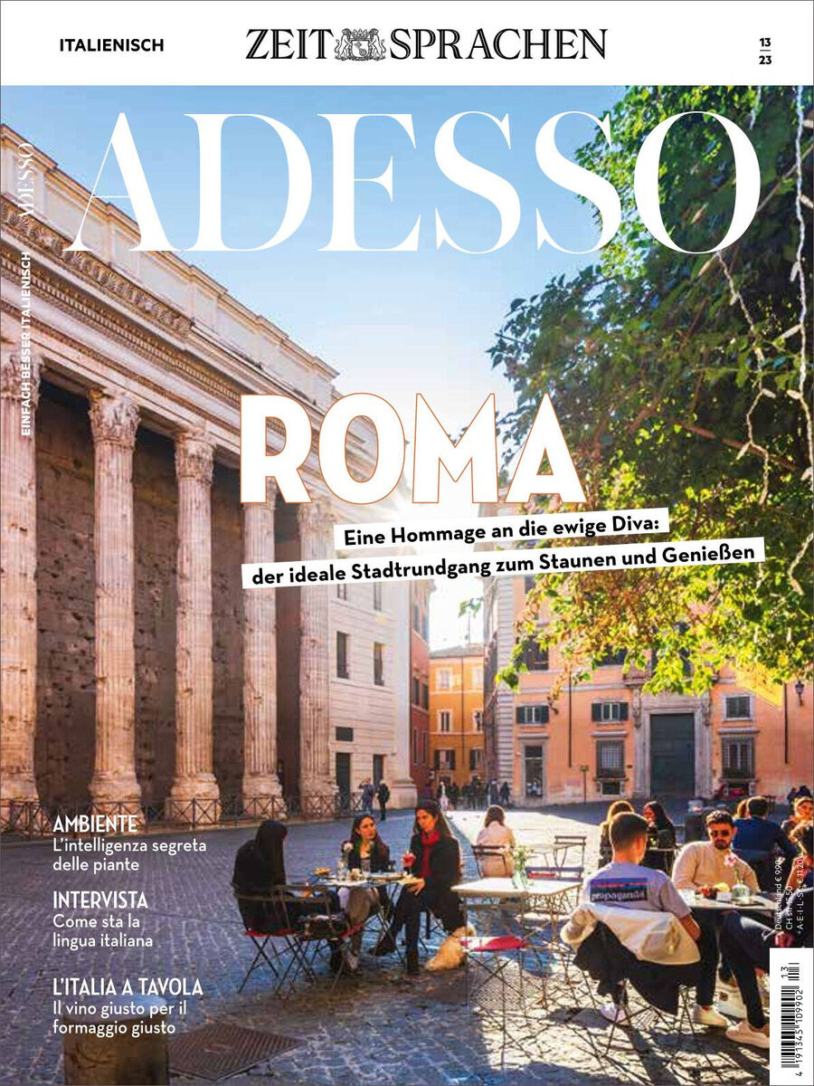 Titelseite des Adesso Magazin 13/2023. Das Cover zeigt eine sonnige Straßenansicht von Rom mit historischen Gebäuden, Menschen, die im Freien in einem Café sitzen, und das Hauptthema 'Roma' in großen weißen Buchstaben.