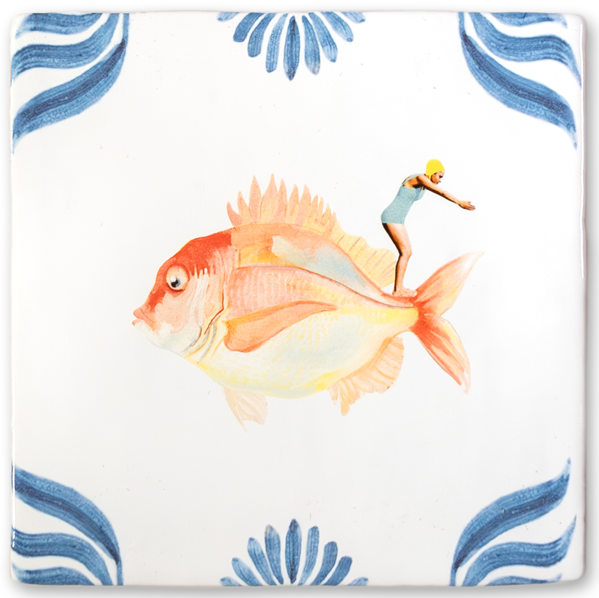 Eine handbemalte Keramikfliese zeigt einen farbenfrohen Fisch in Orange und Gelb, über dem eine Schwimmerin in blauer Badebekleidung in einem mutigen Sprung posiert. Die Ränder der Fliese sind mit blauen und weißen Mustern verziert.