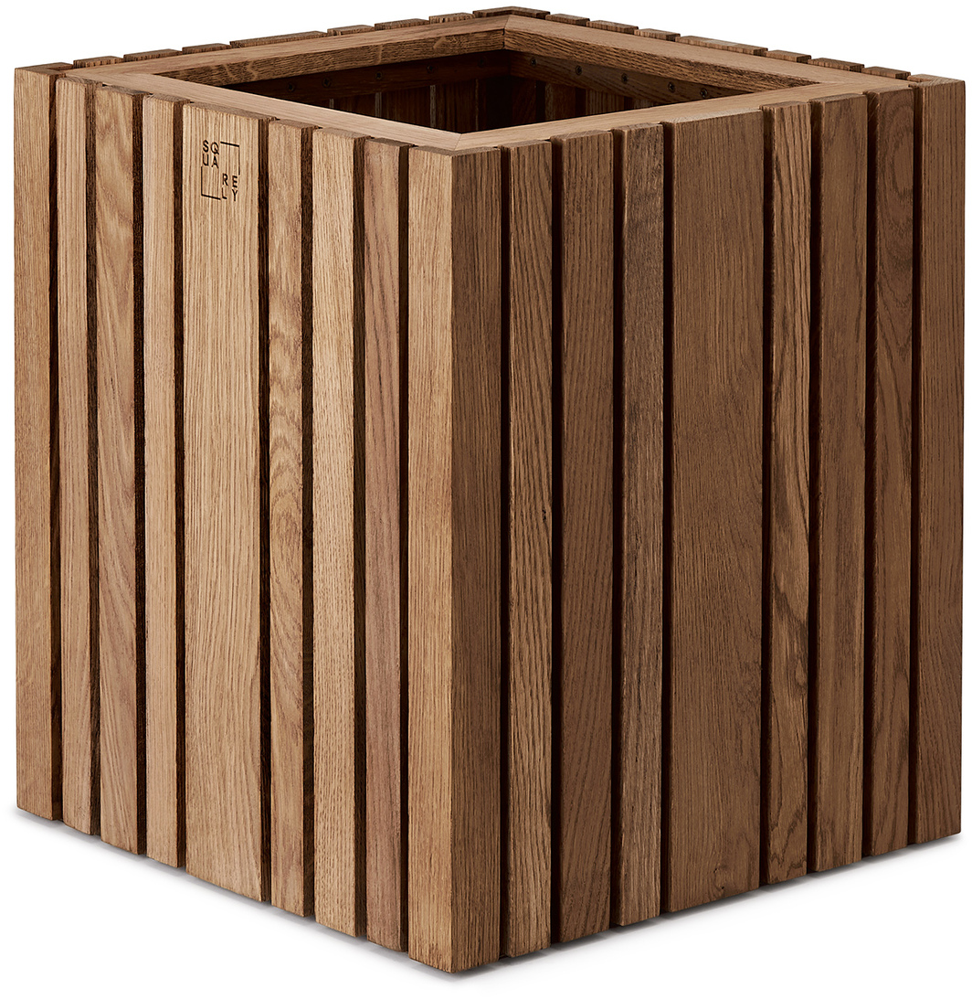 Quadratischer Pflanzgefäß »GrowBIG« aus Holz mit vertikalen Rillen.