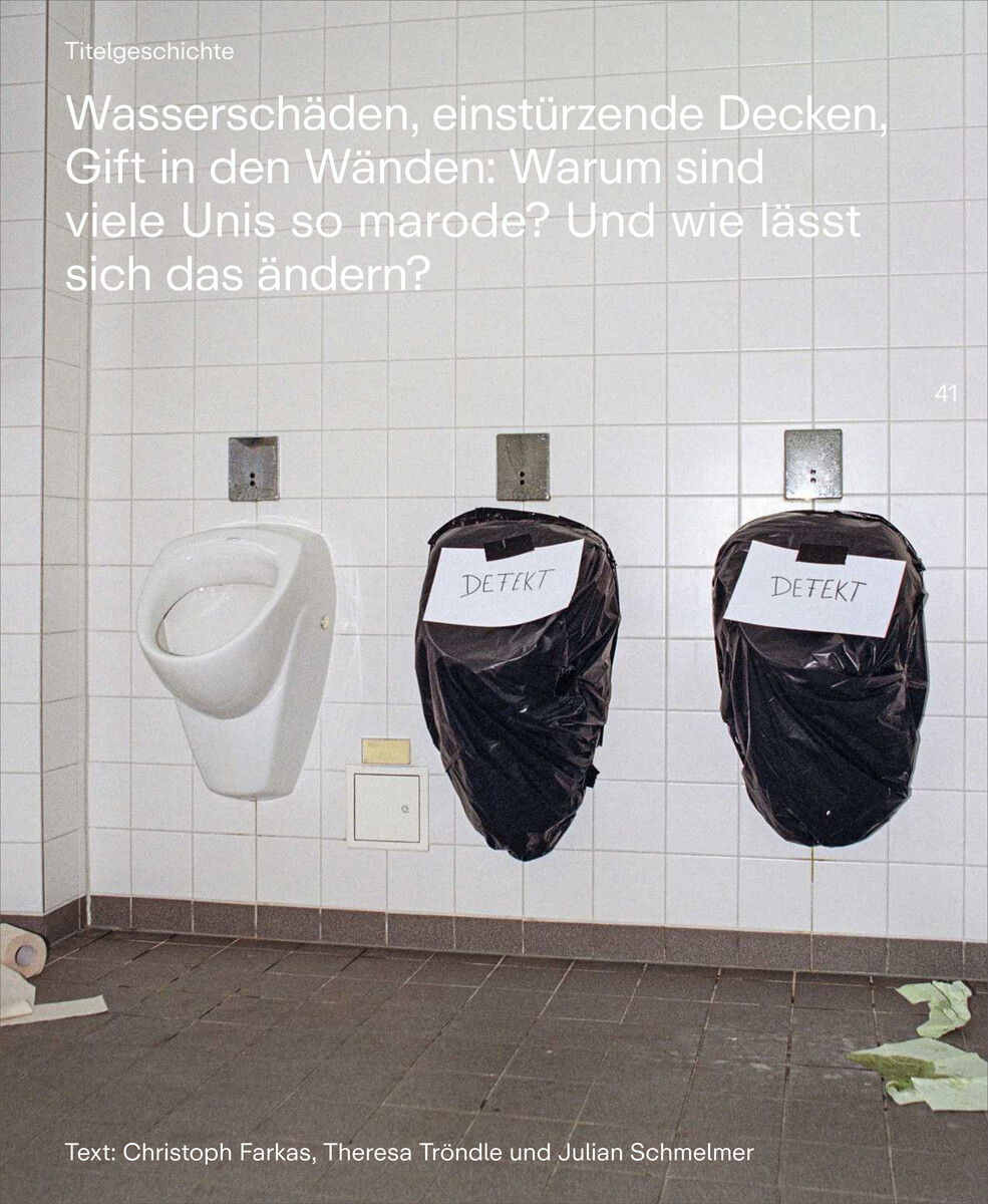 Ein Bild aus der ZEIT CAMPUS 2/25, Titelgeschichte über marode Universitäten. Zwei abgedeckte Urinale mit der Aufschrift 'Defekt' und ein drittes offenes Urinal vor einer weißen gefliesten Wand. Am Boden liegen Werkzeuge und Materialien, die auf Reparaturen hinweisen.