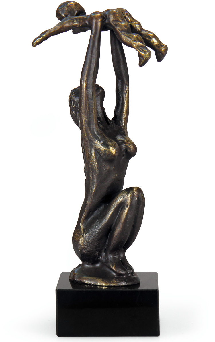Bronzefarbene Skulptur einer knienden Mutter, die ihr Kind in die Luft hält. Das Kunstwerk spiegelt die emotionale Bindung und Liebe zwischen Mutter und Kind wider, platziert auf einem schwarzen Sockel.
