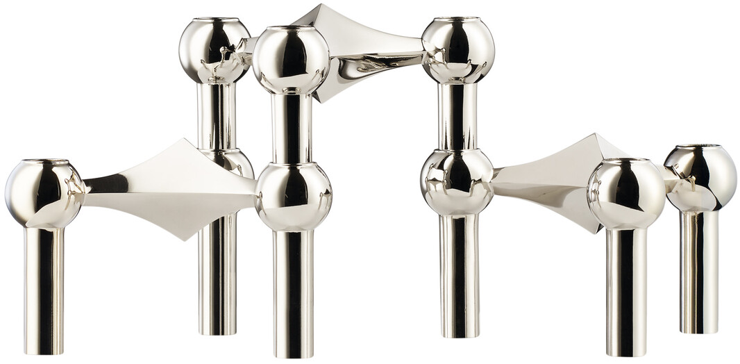 Ein Hochmoderner Kerzenständer aus Chrom mit ansprechendem, minimalistischem Design. Perfekt für eine elegante Inneneinrichtung.