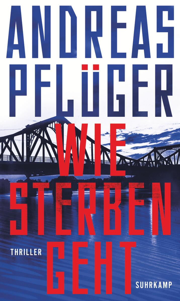 Cover des Buches 'Wie Sterben geht' von Andreas Pflüger mit großen blauen und roten Buchstaben und einer Brückensilhouette im Hintergrund.