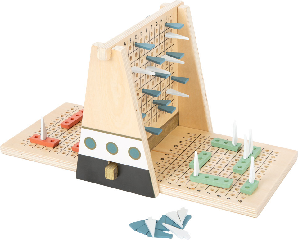 Das Strategiespiel 'Regatta Gold Edition' besteht aus einem hölzernen Brettspiel mit verschiedenen blauen, weißen und grünen Elementen. Dabei sind weiße und blaue Spielstücke sowie eine vertikale und horizontale Spielfläche mit kleinen Löchern, die für das Stecksystem genutzt werden.