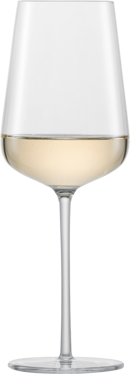 Zwei moderne, schlanke Riesling-Weingläser aus dem Vervino 2er-Set, gefüllt mit Weißwein, stehenden aufrecht auf einer Oberfläche.
