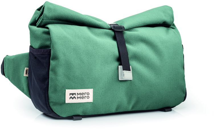 Grüne und schwarze Lenkertasche »Piha« aus Stoff, ideal für Fahrradtouren und Outdoor-Aktivitäten, mit einer robusten Schnalle vorne.