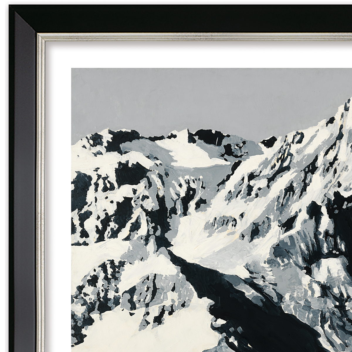 Detail des Kunstdrucks »Himalaja« von Gerhard Richter aus dem Jahr 1968. Das Bild zeigt eine verschneite, majestätische Berglandschaft mit dramatischem Hell-Dunkel-Kontrast. Die exklusive Rahmung besteht aus einer schlichten, silberfarbenen Massivholzleiste.