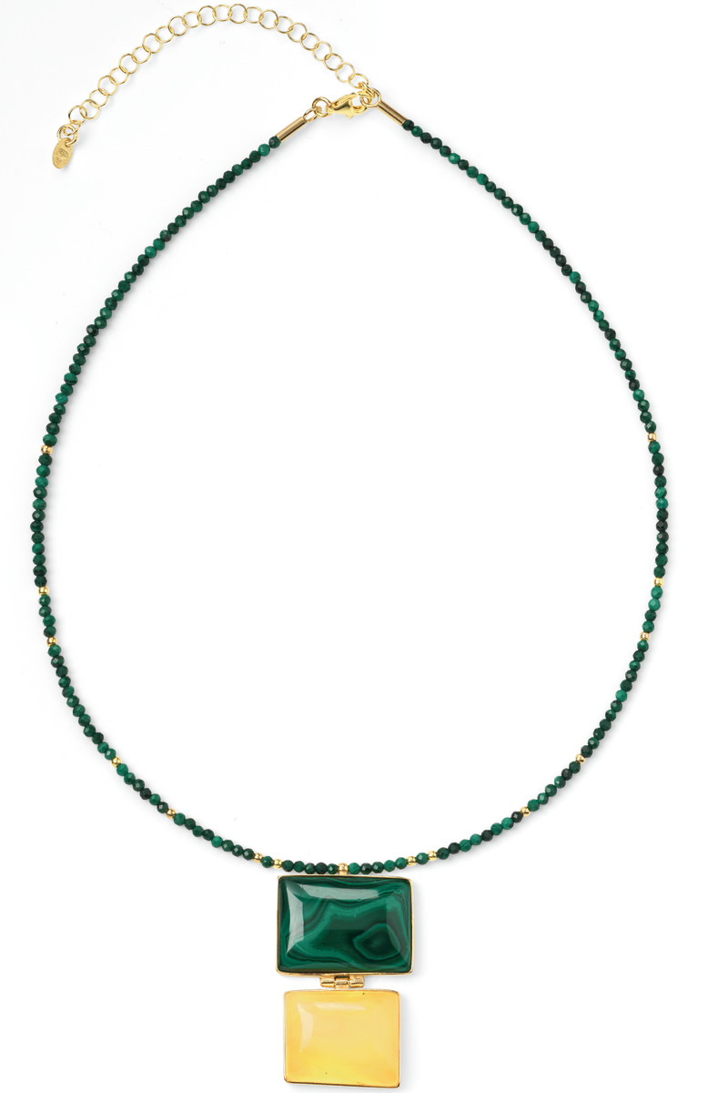 Ein elegantes Collier namens "Waldgold" mit grünem und gelbem Edelstein, goldenen Akzenten und einer fein gearbeiteten Kette.