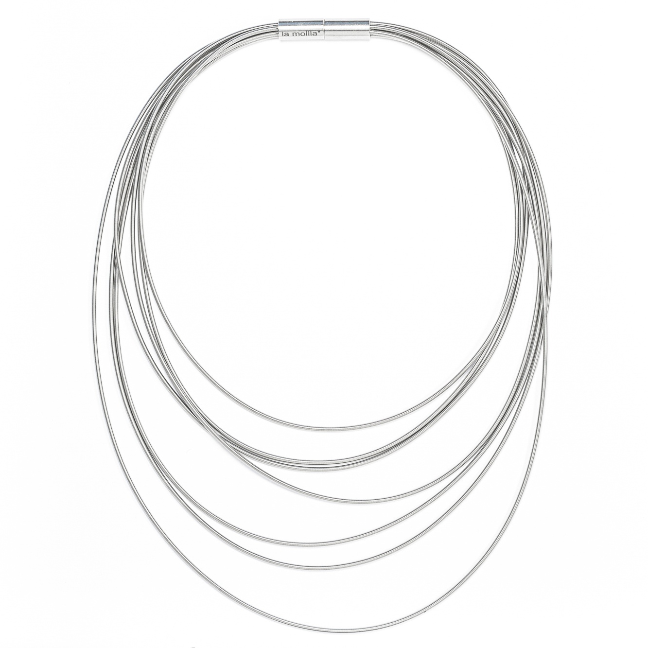 Mehrreihiges, modernes Collier mit mehreren feinen, silberfarbenen Kabelsträngen und einem schlichten Verschluss, auf weißem Hintergrund präsentiert. Ideal als zeitloses Accessoire für modebewusste Damen.