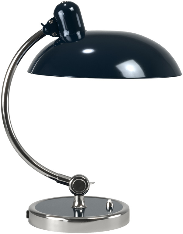 Ein Designklassiker: Die ZEIT-Sonderedition »Kaiser Idell« Tischlampe in Midnight Blue. Diese Schreibtischlampe hat ein glänzend dunkelblaues Lampenschirm und einen verchromten, gebogenen Schwenkarm.