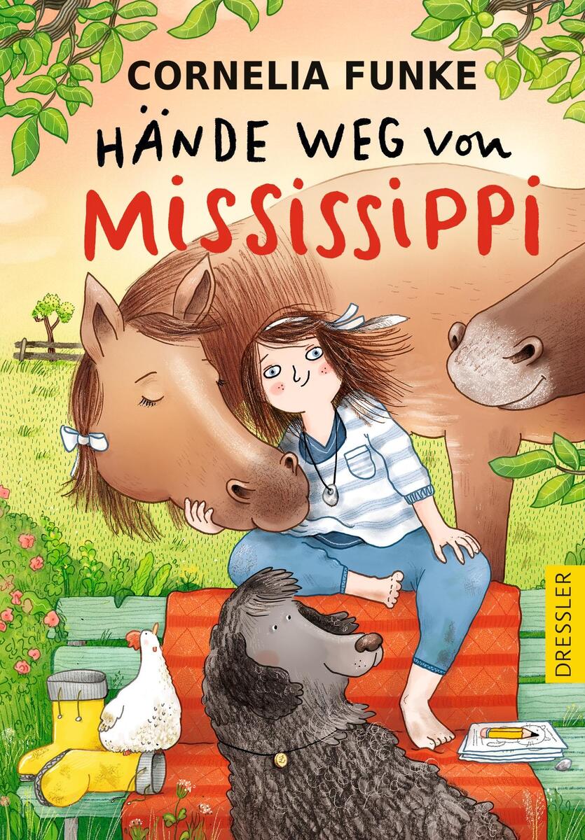 Das Buchcover von Cornelia Funkes "Hände weg von Mississippi" zeigt ein fröhliches Mädchen, das neben einem Pferd sitzt und dessen Hals umarmt. Im Vordergrund sind ein schwarzer Hund und Gummistiefel zu sehen. Die Szene spielt im Grünen, mit Bäumen und Wiese im Hintergrund. Der Titel des Buches ist in schwarzer und roter Schrift geschrieben.