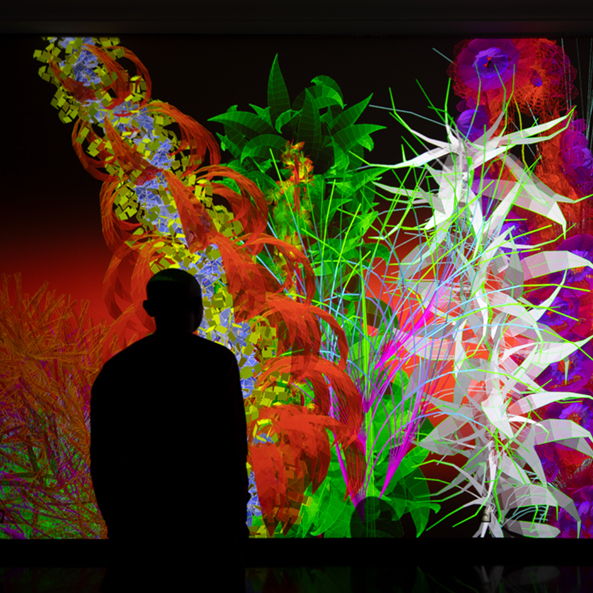 Eine farbenprächtige, bestickte Textil-Edition von Miguel Chevalier aus dem Jahr 2024 namens 'ZEIT Sonderedition Extra-Natural' zeigt eine Vielzahl abstrakter Pflanzen und Blumen. Vor dem kunstvoll gestalteten Hintergrund steht die Silhouette einer Person. Die dominierenden Farben sind Rot, Grün, Weiß, Lila, Rosa und Schwarz.