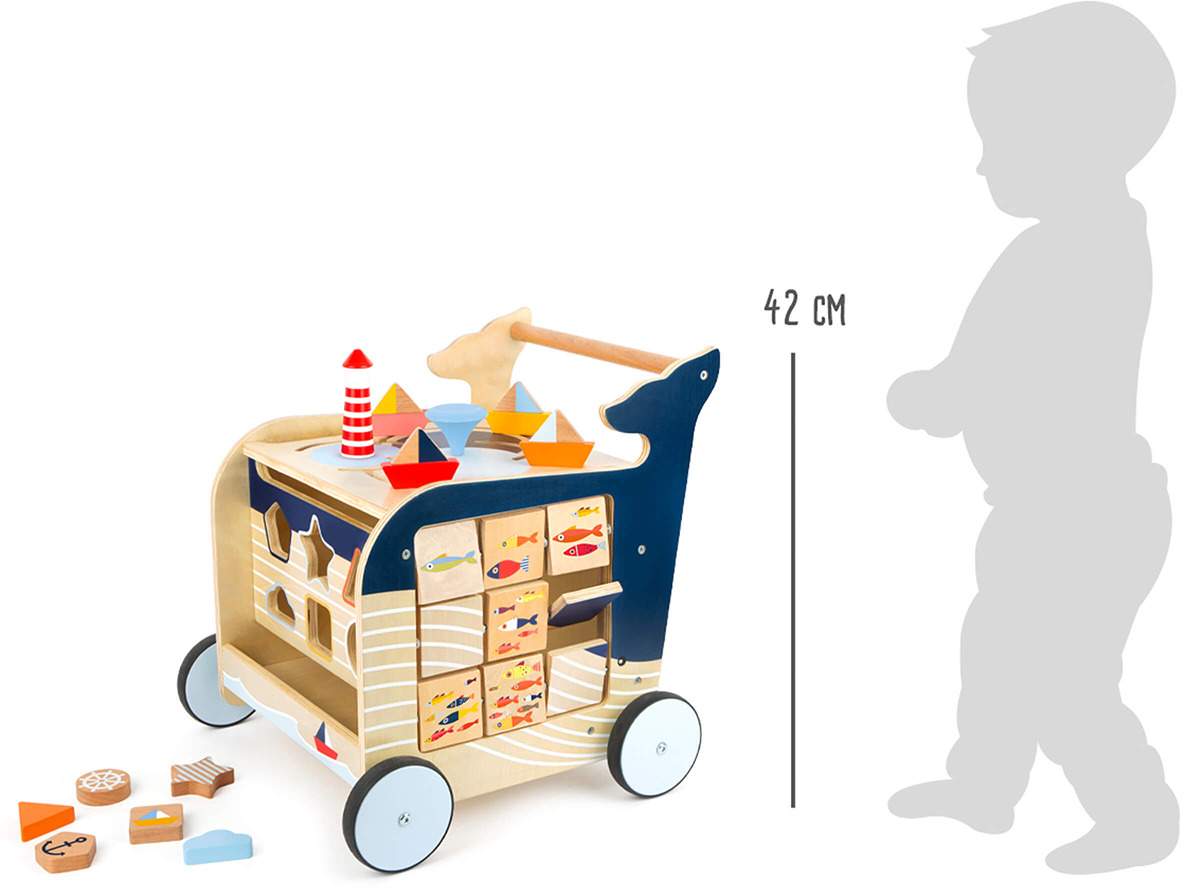 Holz-Lauflernwagen in Walform, mit bunten Bauklötzen und einem Griff, geeignet für Kleinkinder, um ihre motorischen Fähigkeiten zu verbessern. Der Wagen hat blaue und holzfarbene Elemente sowie weiße Räder.