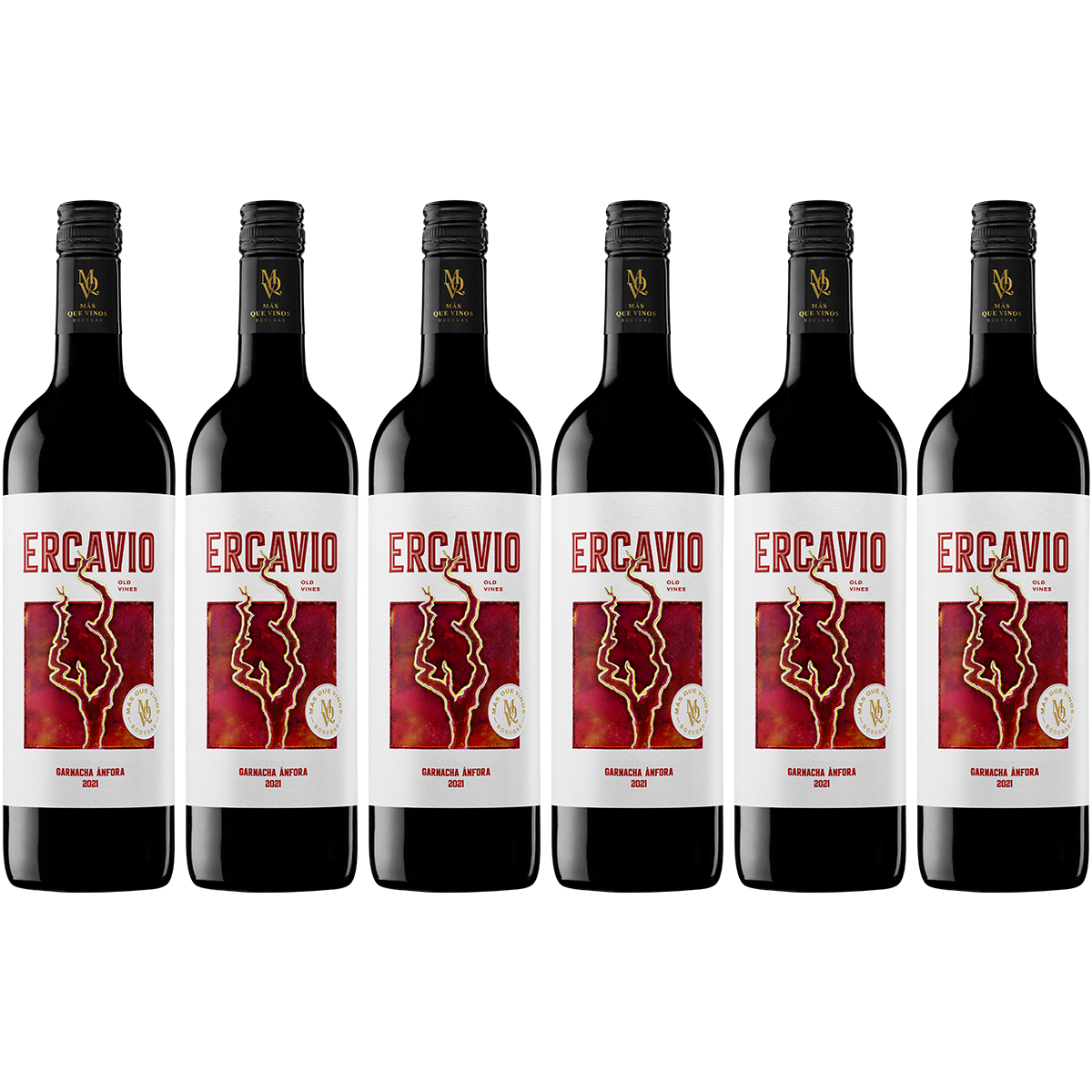 Sechs Flaschen Garnacha Ecavio Rotwein von Mas Que Vinos stehen nebeneinander. Die Flaschenetiketten sind überwiegend weiß mit roten und goldenen Akzenten. Deutlich sichtbar ist der moderne Schriftzug 'ERCAVIO' sowie ein stilisiertes Design mit goldfarbener Medaille. Jede Flasche ist mit einem schwarzen Schraubverschluss verschlossen.