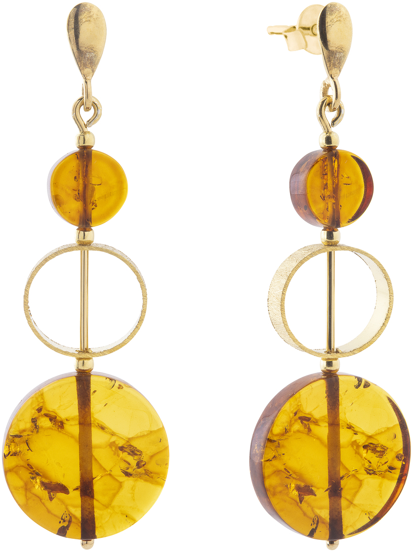 Zwei elegante Ohrringe aus goldfarbenem Metall mit runden Bernsteinsteinen in unterschiedlichen Größen, angeordnet in zeitlosem, modernem Design auf weißem Hintergrund.