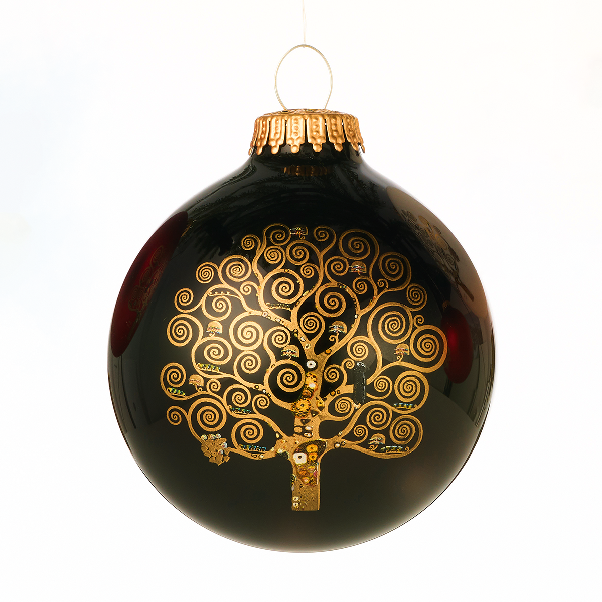 Eine elegante schwarze Weihnachtsbaumkugel aus Glas mit filigranem, goldfarbenem Baum-des-Lebens-Motiv im Stil von Gustav Klimt, dekoriert mit kunstvollen Mustern und einem goldenen Verschluss, geeignet für luxuriösen Baumschmuck und kunstvolle Weihnachtsdekorationen.